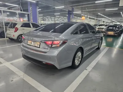 Hyundai Sonata 2015, 148037 км, за 4620.57 USD