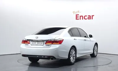 Honda Accord 2015, 140551 км, за 5219.69 USD