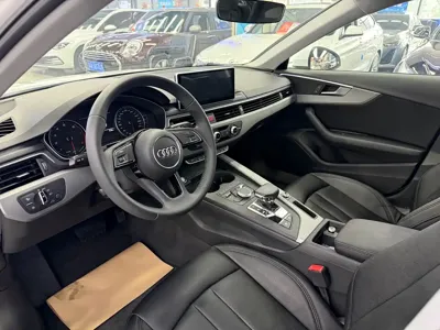 Audi A4L 2017, 48000 км, за 13213.4 USD