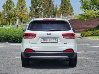 Kia Sorento 2015, 191000 км, за 5724.7 USD