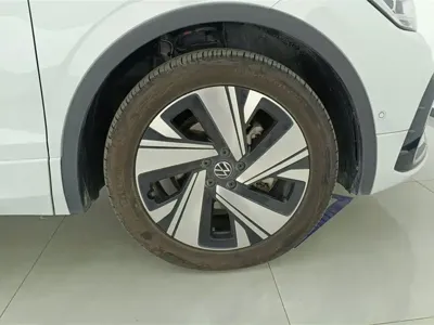 Volkswagen Tiguan L 2023, 62500 км, за 19125.06 USD - фото 6