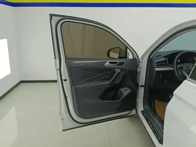Volkswagen Tiguan L 2023, 62500 км, за 19125.06 USD - фото 7
