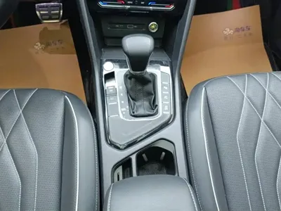 Volkswagen Tiguan L 2023, 62500 км, за 19125.06 USD - фото 16