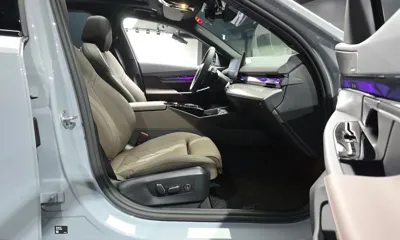 BMW 5-Series 2025, 6587 км, за 48783.75 USD - фото 26