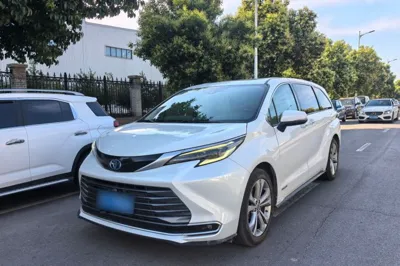 Toyota Sienna · 2023 год