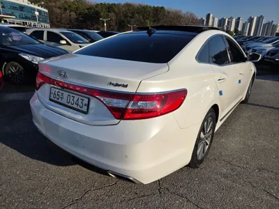 Hyundai Grandeur 2016, 133017 км, за 6316.34 USD