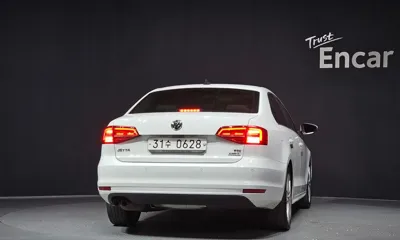 Volkswagen Jetta 2015, 106444 км, за 4482.18 USD