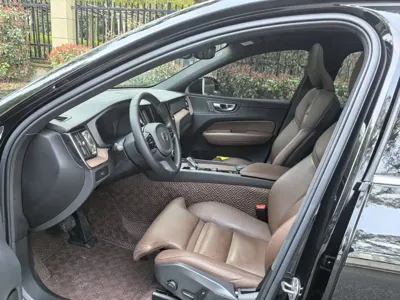 Volvo XC60 2023, 60000 км, за 23070.79 USD