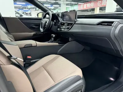 Lexus ES 2024, 24000 км, за 28260.3 USD