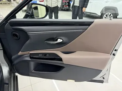 Lexus ES 2024, 24000 км, за 28260.3 USD