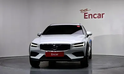 Volvo V60 2022, 36152 км, за 25702.01 USD