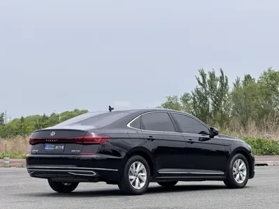 Volkswagen Passat 2022, 65000 км, за 17592.51 USD