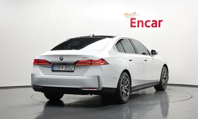 BMW 5-Series 2024, 35055 км, за 32814.76 USD