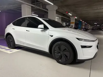 Tesla Model Y 2025, 1652 км, за 27042.83 USD
