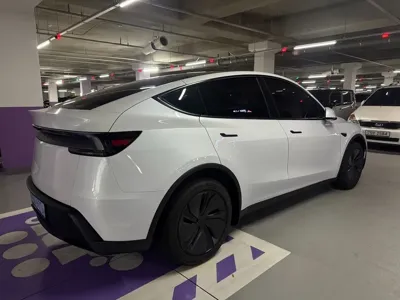 Tesla Model Y 2025, 1652 км, за 27042.83 USD