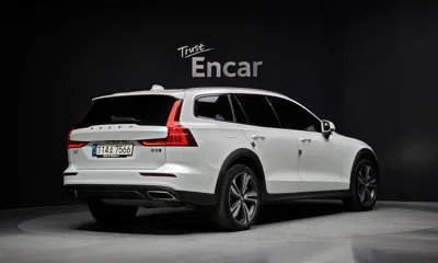 Volvo V60 2021, 105365 км, за 17483.43 USD