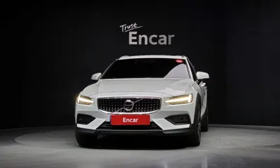 Volvo V60 2021, 105365 км, за 17483.43 USD