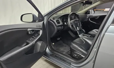 Volvo V40 2018, 70115 км, за 7735.81 USD - фото 10