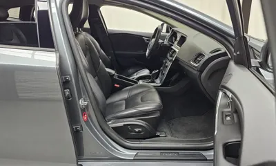 Volvo V40 2018, 70115 км, за 7735.81 USD - фото 26