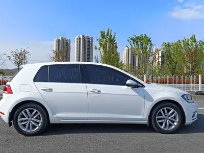 Volkswagen Golf 2018, 83000 км, за 8187.34 USD