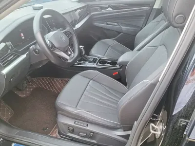 Volkswagen Passat 2024, 11000 км, за 15567.68 USD