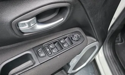 Jeep Renegade 2021, 79618 км, за 8790.78 USD - фото 28