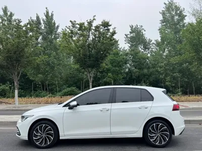 Volkswagen Golf 2022, 15000 км, за 16009.11 USD