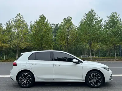 Volkswagen Golf 2022, 15000 км, за 16009.11 USD