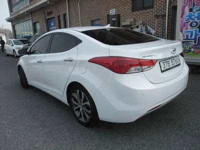 Hyundai Avante 2014, 67000 км, за 4266.77 USD