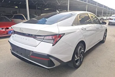 Hyundai Elantra · 2023 год