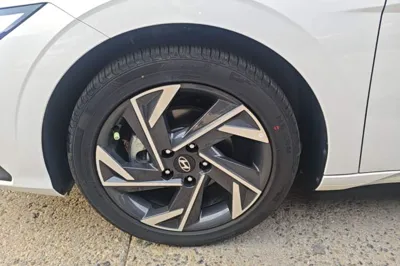 Hyundai Elantra 2023, 2200 км, за 13783 USD
