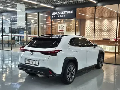 Lexus UX 2025, 8694 км, за 32711.5 USD