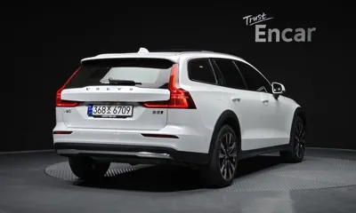 Volvo V60 2023, 16217 км, за 30327.05 USD