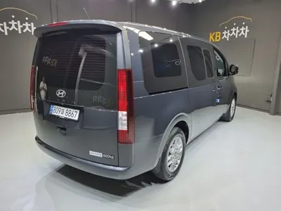 Hyundai Staria 2025, 19940 км, за 18558.3 USD