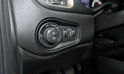 Jeep Renegade 2015, 84294 км, за 5594.59 USD - фото 18