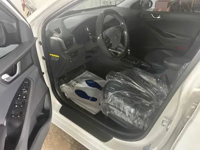Hyundai Ioniq 2017, 116747 км, за 7085.74 USD