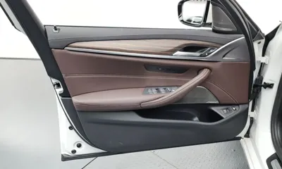 BMW 5-Series 2023, 38121 км, за 27241.7 USD - фото 24