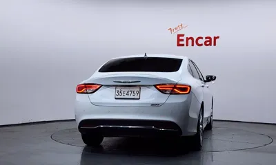 Chrysler 200 2015, 104852 км, за 1947.88 USD