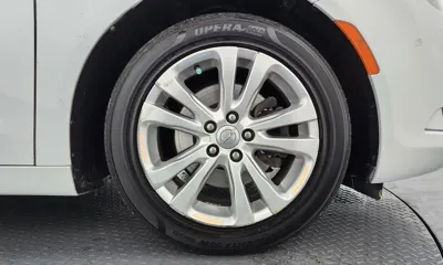 Chrysler 200 2015, 104852 км, за 1947.88 USD