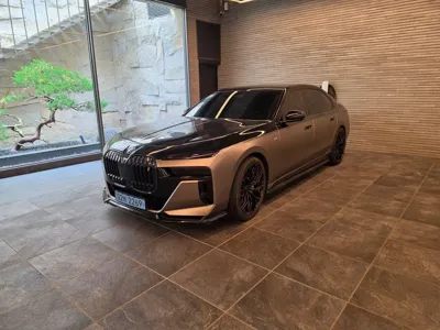 BMW i7 · 2023 год