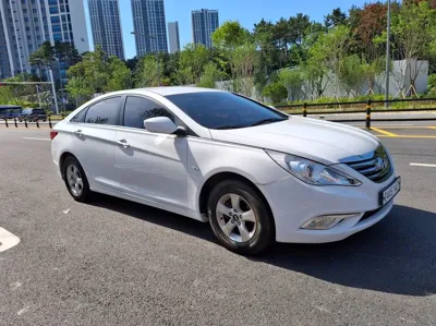 Hyundai Sonata 2013, 188573 км, за 2410.42 USD