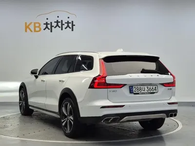 Volvo V60 2021, 34264 км, за 17001.44 USD