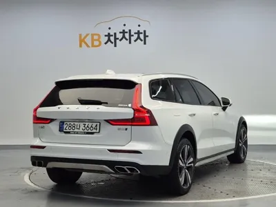 Volvo V60 2021, 34264 км, за 17001.44 USD
