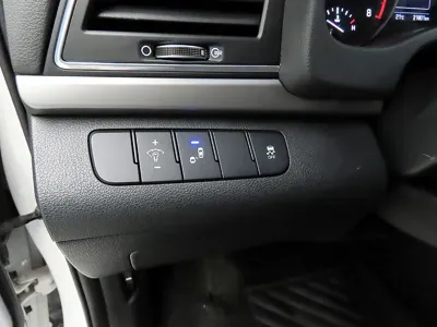 Hyundai Avante 2017, 22000 км, за 7752.45 USD - фото 15