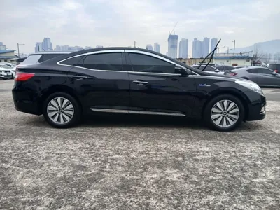 Hyundai Grandeur 2015, 178645 км, за 4105.96 USD