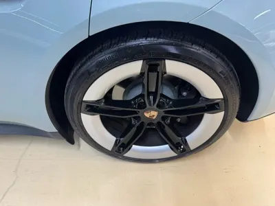 Porsche Taycan 2025, 4900 км, за 71530.98 USD