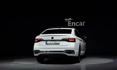 Volkswagen Jetta 2023, 40127 км, за 13029.32 USD