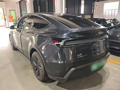 Tesla Model Y 2025, 4600 км, за 44760.76 USD