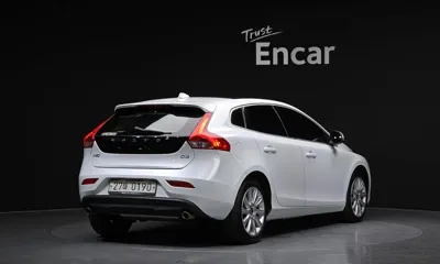 Volvo V40 2016, 111675 км, за 6937.56 USD