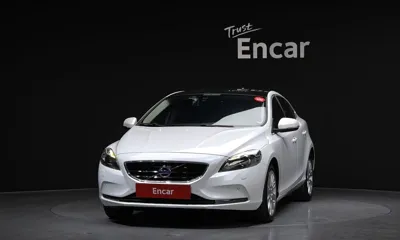 Volvo V40 2016, 111675 км, за 6937.56 USD